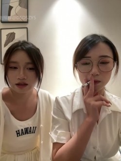 ️清纯主播【202509yoyo】表姐带着表妹下海直播、在线教口活、练习做爱姿势 截图9