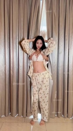 明星级颜值，露脸女神【MYMPET】最新付费福利，优质性瘾情侣，调教裸舞啪啪 截图5