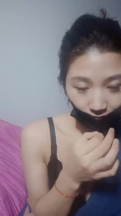 看着很清纯实际很闷骚前凸后翘大美妞，露脸挑逗揉奶子诱惑，独自在家呻吟，自慰骚穴特写淫水很多第3部 截图3