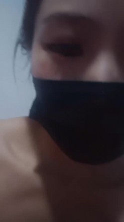 看着很清纯实际很闷骚前凸后翘大美妞，露脸挑逗揉奶子诱惑，独自在家呻吟，自慰骚穴特写淫水很多第3部 截图13