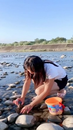 最喜欢和表妹们去河边抓螃蟹和打野 她们弯腰时候我总是能看到她们胸前的两颗小葡萄 截图9
