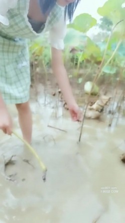 最喜欢和表妹们去河边抓螃蟹和打野 她们弯腰时候我总是能看到她们胸前的两颗小葡萄 截图15