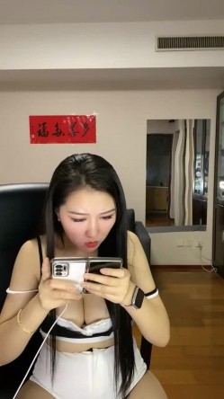赵丽颖、杨幂的裸体，真正的网红，刚出狱又开始脱了，【沈樵小朋友】，真演员，拍过不少片子，胸大人骚很会撩！ 截图3