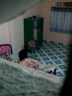 在刁钻角度通风窗偷拍才回家的舅舅舅妈缠绵做爱 舅妈的乳房是真大皮肤白皙很诱人，我又可以打飞机了 截图1
