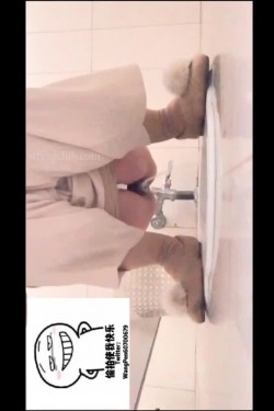 【劲爆】【超稀缺重磅福利】推特被封博主峰哥偷拍美穴！评论！精液投喂！潜规则（全套完整版） 截图1