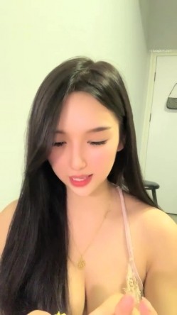 明星颜值，顶级女神下海！【小羊炖土豆】，啤酒瓶插穴，有这张脸还不够，真能豁得出去，刺激 截图2