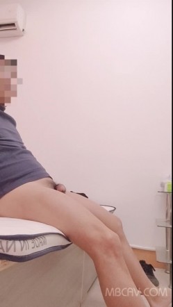 边打电话边挨操！极品粉B反差婊小女友【纠结的阿呆】超高颜值反差学妹，表面乖巧的萌妹子背地里是个小骚货 截图4