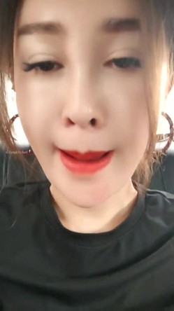 杭州美少妇，【少妇可同城可空降】，首次带跳蛋逛商场，玩得好刺激湿了一大片，回家赶紧无套内射满足以下 截图1