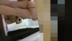 【精品偷拍】国内商场试衣间偷拍疑似被妹子发现7V 截图6