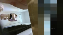 【精品偷拍】国内商场试衣间偷拍疑似被妹子发现7V 截图14