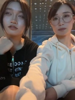 ️清纯主播【202509yoyo】表姐带着表妹下海直播、在线教口活、练习做爱姿势 截图2