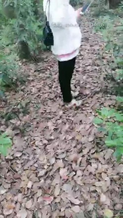 四眼户外约草偷情人妻熟女，全程露脸小树林内激情啪啪，口交大鸡巴脱了衣服直接站着干，抓着奶子后入爆草 截图3