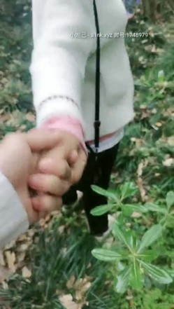 四眼户外约草偷情人妻熟女，全程露脸小树林内激情啪啪，口交大鸡巴脱了衣服直接站着干，抓着奶子后入爆草 截图4
