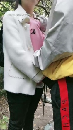 四眼户外约草偷情人妻熟女，全程露脸小树林内激情啪啪，口交大鸡巴脱了衣服直接站着干，抓着奶子后入爆草 截图7