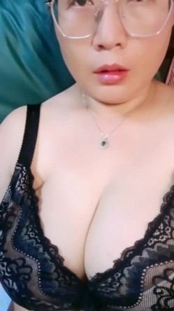 快手熟女 超级巨乳· 淡淡的野百合 眼镜人妻，十个有九个骚，奉献巨乳邀请你观赏荡舞，掰开骚穴等你舔 都流水了！ 截图2