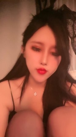 极品网红女神【奶油】来袭！黑丝美腿大肥臀，无毛骚逼假屌骑坐，猛捅骚穴，揉搓阴蒂表情淫荡 截图2