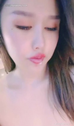【极品半糖主播】高颜值御姐少妇「尼尼子」骚浪婊子吃性药直播，自慰高潮喷水，满口粗言秽语，又粗俗又风骚！ 截图10