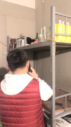 出租屋高低床，好久不见面的偷情肥胖男一顿猛亲，趴下裤头无套进入没几下就缴枪了射进去 截图1