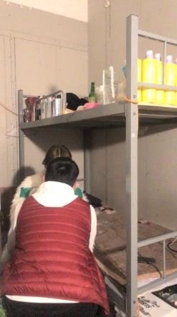出租屋高低床，好久不见面的偷情肥胖男一顿猛亲，趴下裤头无套进入没几下就缴枪了射进去 截图2
