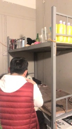 出租屋高低床，好久不见面的偷情肥胖男一顿猛亲，趴下裤头无套进入没几下就缴枪了射进去 截图3
