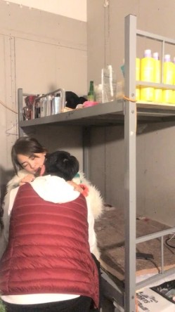 出租屋高低床，好久不见面的偷情肥胖男一顿猛亲，趴下裤头无套进入没几下就缴枪了射进去 截图4