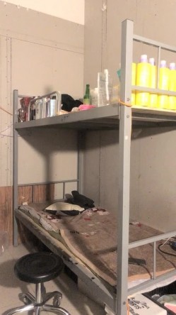 出租屋高低床，好久不见面的偷情肥胖男一顿猛亲，趴下裤头无套进入没几下就缴枪了射进去 截图5