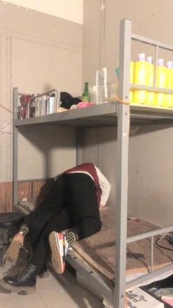 出租屋高低床，好久不见面的偷情肥胖男一顿猛亲，趴下裤头无套进入没几下就缴枪了射进去 截图6