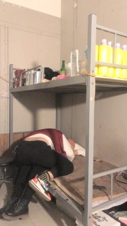 出租屋高低床，好久不见面的偷情肥胖男一顿猛亲，趴下裤头无套进入没几下就缴枪了射进去 截图7