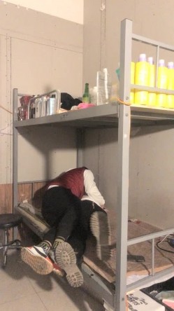 出租屋高低床，好久不见面的偷情肥胖男一顿猛亲，趴下裤头无套进入没几下就缴枪了射进去 截图8
