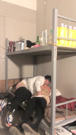 出租屋高低床，好久不见面的偷情肥胖男一顿猛亲，趴下裤头无套进入没几下就缴枪了射进去 截图11