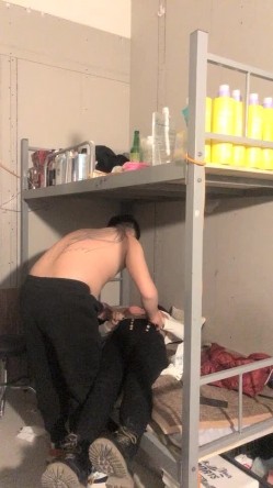 出租屋高低床，好久不见面的偷情肥胖男一顿猛亲，趴下裤头无套进入没几下就缴枪了射进去 截图15
