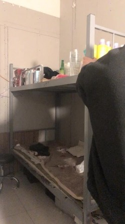出租屋高低床，好久不见面的偷情肥胖男一顿猛亲，趴下裤头无套进入没几下就缴枪了射进去 截图16