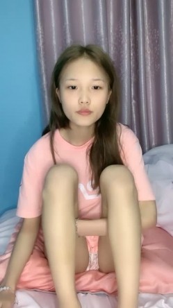 19新人小妹刚下海，首次和炮友操逼，跳脱热舞挺会玩，厕所掰穴尿尿，抬起脚被大屌操翻 截图3