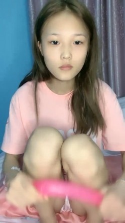19新人小妹刚下海，首次和炮友操逼，跳脱热舞挺会玩，厕所掰穴尿尿，抬起脚被大屌操翻 截图6