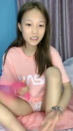 19新人小妹刚下海，首次和炮友操逼，跳脱热舞挺会玩，厕所掰穴尿尿，抬起脚被大屌操翻 截图8