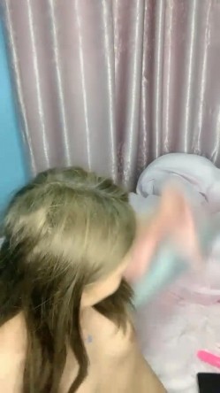 19新人小妹刚下海，首次和炮友操逼，跳脱热舞挺会玩，厕所掰穴尿尿，抬起脚被大屌操翻 截图15