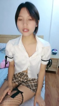 外表清纯乖巧妹妹！居家炮友操逼！扶着屌往逼里塞，妹妹好想被操，细腰蜜桃美臀，骑乘位打桩机 截图2
