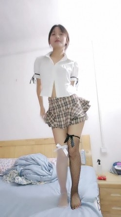 外表清纯乖巧妹妹！居家炮友操逼！扶着屌往逼里塞，妹妹好想被操，细腰蜜桃美臀，骑乘位打桩机 截图5