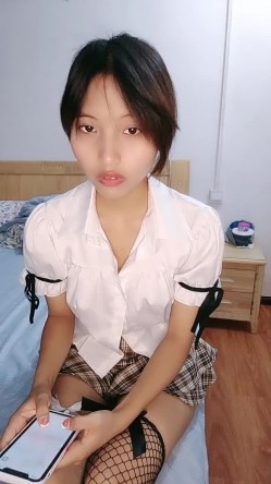 外表清纯乖巧妹妹！居家炮友操逼！扶着屌往逼里塞，妹妹好想被操，细腰蜜桃美臀，骑乘位打桩机 截图7