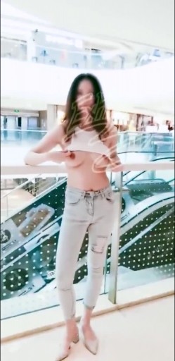 顶级核弹！推特极品颜值尤物 Exhib 绝美女神都是有钱人玩的私人宠物 完美整理户外露出篇2V1 截图2