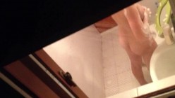 浴室偷拍 翰林大学寝室扒窗冒死偷拍多位女生洗澡 怼脸拍被发现吓的惊花失色 雪白大奶子真是刺激 截图12