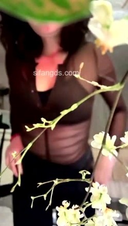 抖音极品熟女【蓝姐姐】隔壁精致的阿姨，道具自慰，大尺度掰逼展示，喜欢靓熟女的不可错过 截图4