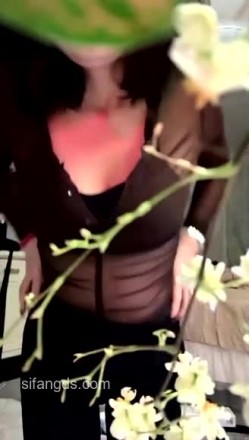 抖音极品熟女【蓝姐姐】隔壁精致的阿姨，道具自慰，大尺度掰逼展示，喜欢靓熟女的不可错过 截图6