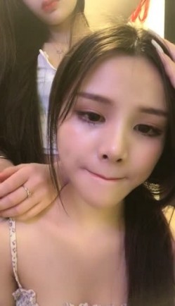 超级推荐！女神终于突破自我~【婷婷】害我打了两飞机~！！这期女神终于好好坐着，脸点同框自慰，过瘾！ 截图4