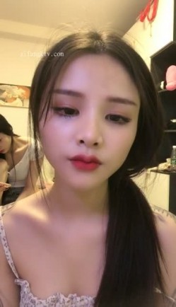 超级推荐！女神终于突破自我~【婷婷】害我打了两飞机~！！这期女神终于好好坐着，脸点同框自慰，过瘾！ 截图6
