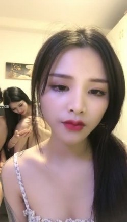 超级推荐！女神终于突破自我~【婷婷】害我打了两飞机~！！这期女神终于好好坐着，脸点同框自慰，过瘾！ 截图13