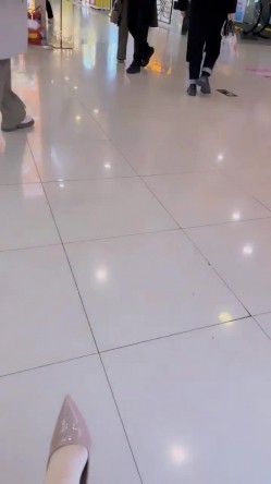 户外露出达人【御姐爱深喉】丝袜裸空从商场到图书馆再到超市裸空太牛逼了强烈推荐！ 截图13