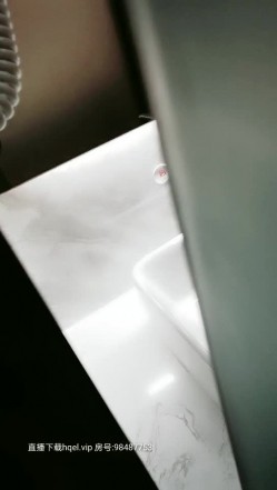 小少妇到了宾馆还害羞摸都不让摸，偷看她洗澡进去就玩她奶子，半推半就直接无套插入，压在身下暴力抽插呻吟 截图5