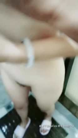 小少妇到了宾馆还害羞摸都不让摸，偷看她洗澡进去就玩她奶子，半推半就直接无套插入，压在身下暴力抽插呻吟 截图6