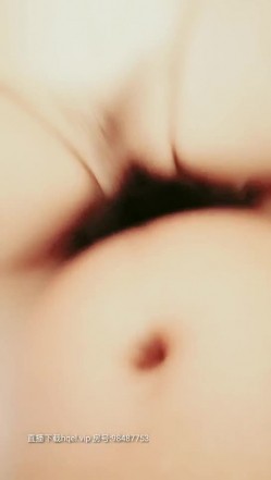 小少妇到了宾馆还害羞摸都不让摸，偷看她洗澡进去就玩她奶子，半推半就直接无套插入，压在身下暴力抽插呻吟 截图10